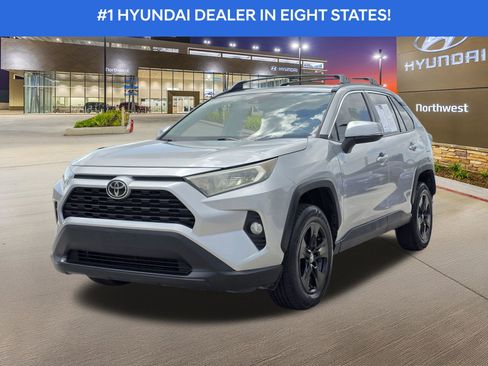 Used 2019 Toyota RAV4 XLE FWD image 2