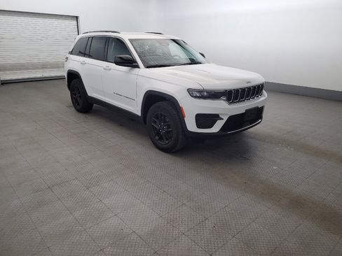 Used 2023 Jeep Grand Cherokee Laredo w/ Luxury Tech Group I AWD/4WD image 13