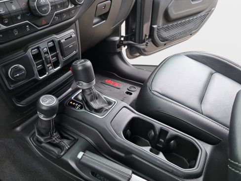 Used 2020 Jeep Wrangler Unlimited Sahara w/ Safety Group AWD/4WD image 22
