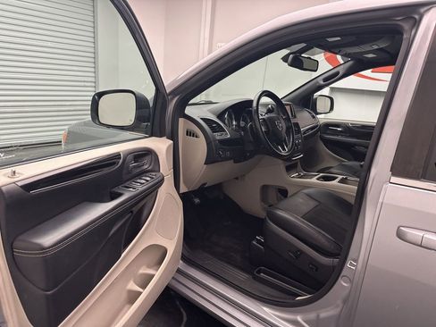 Used 2019 Dodge Grand Caravan SXT FWD image 5