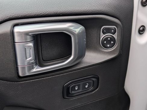 Used 2024 Jeep Wrangler Unlimited Sahara AWD/4WD image 18