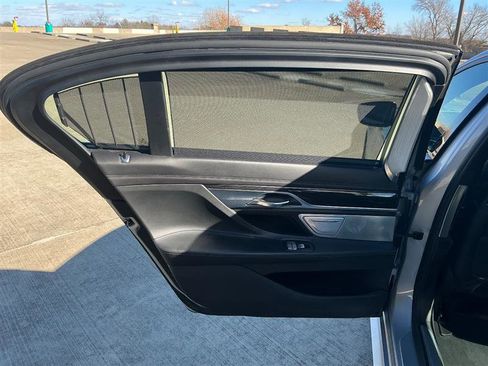 Used 2016 BMW 750i xDrive image 34