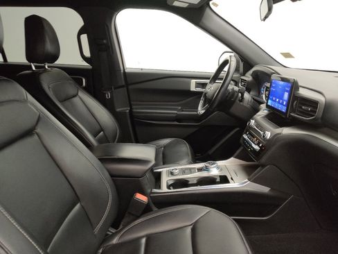 Used 2020 Ford Explorer XLT w/ Equipment Group 202A AWD/4WD image 21