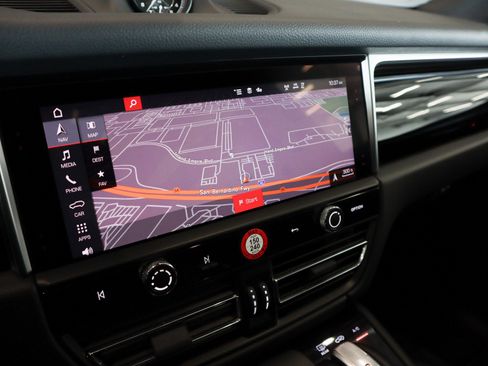 Certified 2024 Porsche Macan AWD/4WD image 19
