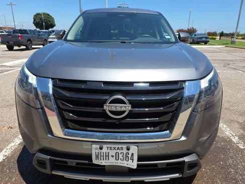 Used 2025 Nissan Pathfinder SL FWD image 2