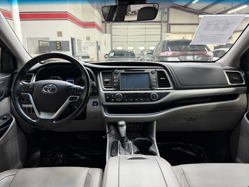 Used 2017 Toyota Highlander XLE AWD/4WD image 21