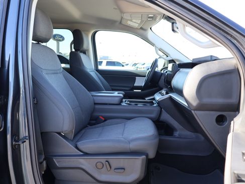 Used 2025 Ford Expedition Active image 41