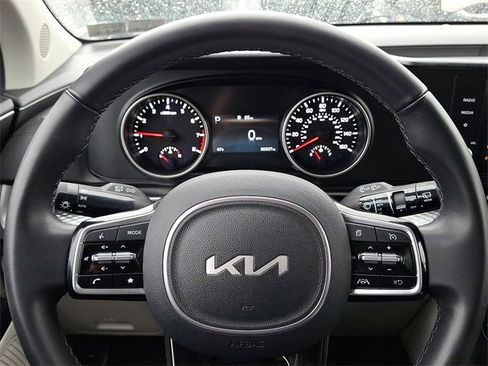 Used 2023 Kia Carnival LX image 18