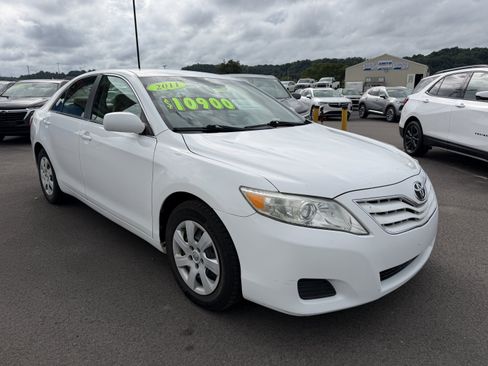 Used 2011 Toyota Camry LE FWD image 2