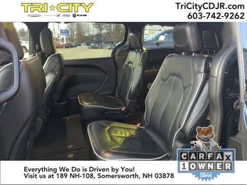 Used 2025 Chrysler Pacifica Limited image 35