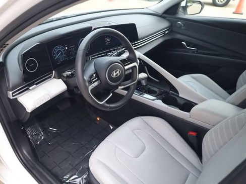 Certified 2025 Hyundai Elantra Limited FWD image 9