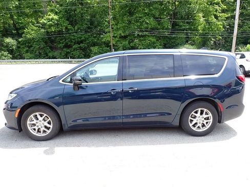 Used 2024 Chrysler Pacifica Touring-L FWD image 6