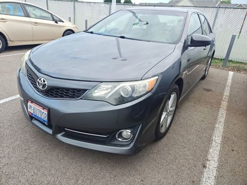 Used 2014 Toyota Camry SE w/ Moonroof Package FWD image 6