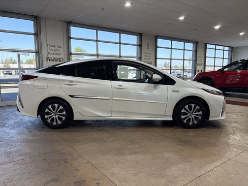 Certified 2020 Toyota Prius Prime Limited FWD image 3