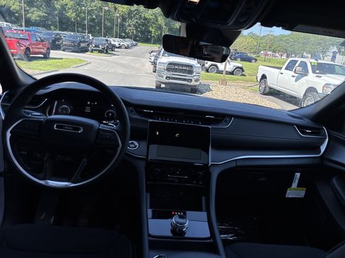 New 2025 Jeep Grand Cherokee Laredo X w/ Luxury Tech Group I image 14