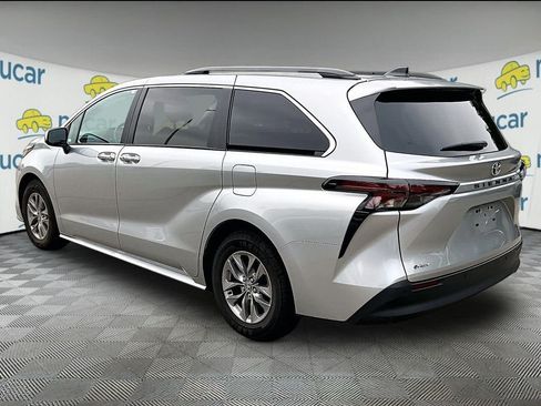 Used 2025 Toyota Sienna XLE FWD image 5