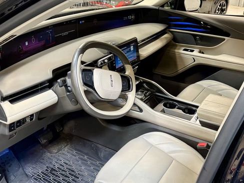 Used 2024 Lincoln Nautilus Premier image 3
