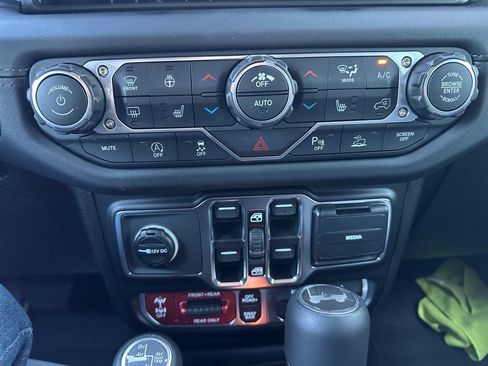 Used 2026 Jeep Wrangler Unlimited Rubicon AWD/4WD image 21