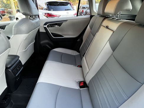 Used 2020 Toyota RAV4 Limited image 32