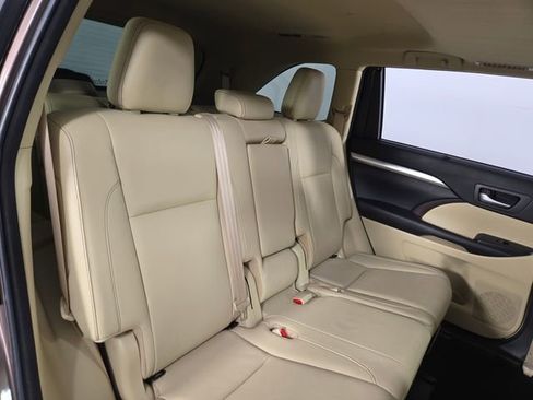 Used 2018 Toyota Highlander XLE image 17