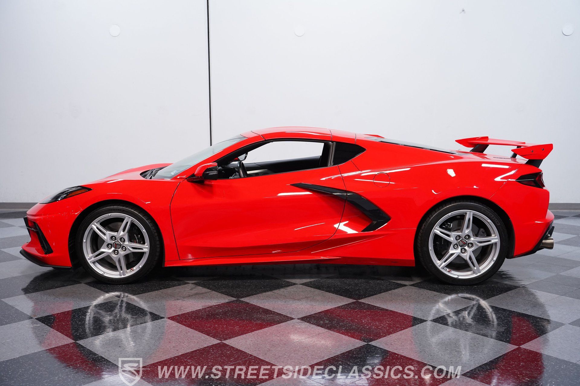 Used 2021 Chevrolet Corvette Stingray Preferred Cpe w/ Z51 Performance Package RWD image 2