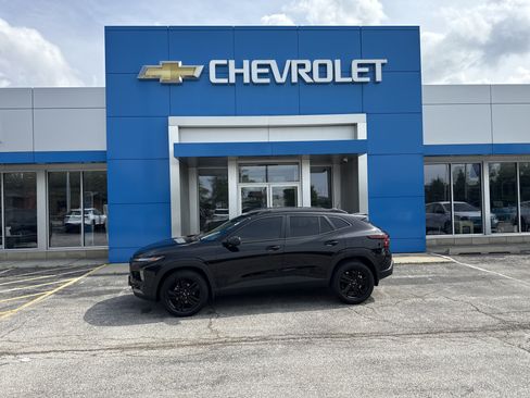 Used 2026 Chevrolet Trax ACTIV w/ Sunroof Package FWD image 2