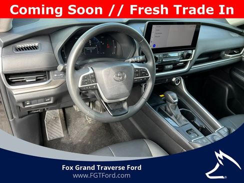 Used 2025 Toyota Grand Highlander AWD image 16