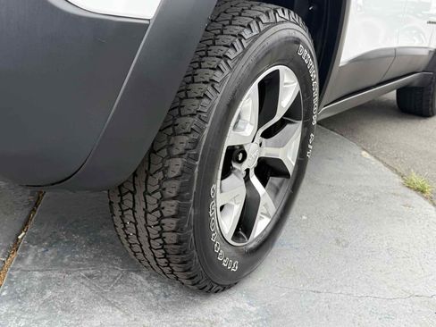 Used 2018 Jeep Cherokee Trailhawk image 18