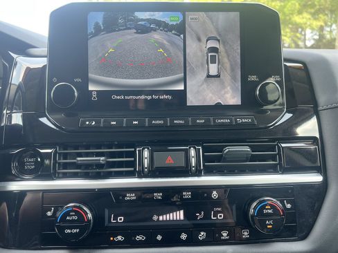 Used 2025 Nissan Pathfinder SL FWD image 4