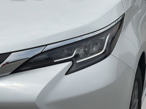 Used 2023 Toyota Sienna XLE FWD image 32