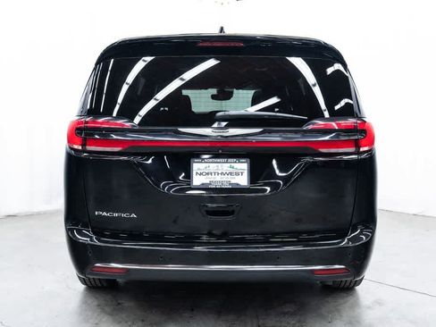 Used 2025 Chrysler Pacifica Select FWD image 5