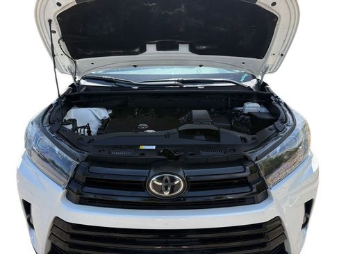 Used 2019 Toyota Highlander SE FWD image 18