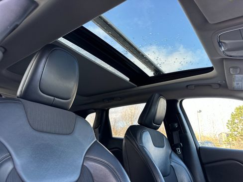 Used 2018 Jeep Cherokee Latitude Plus w/ Comfort/Convenience Group image 17