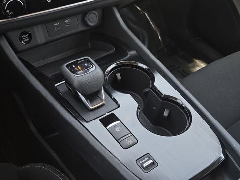 Used 2024 Nissan Rogue S image 22