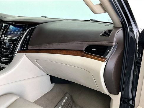 Used 2017 Cadillac Escalade Luxury AWD/4WD image 19