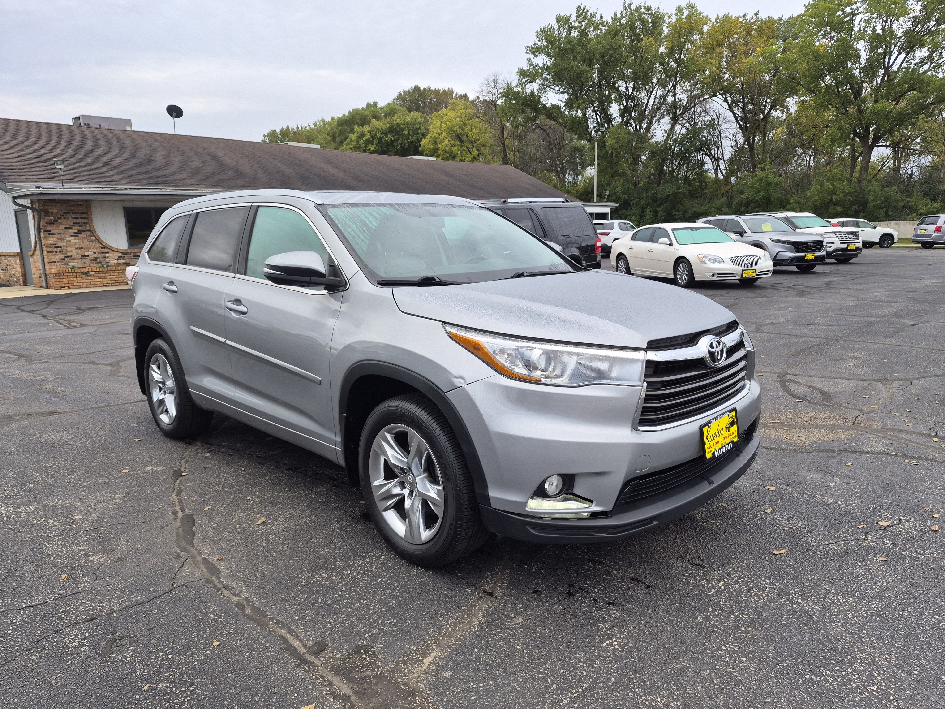 Used 2014 Toyota Highlander Limited w/ Preferred Accessory Package AWD/4WD image 2