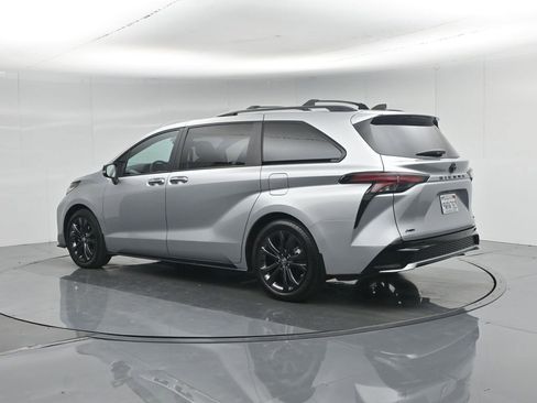 Used 2025 Toyota Sienna XSE w/ XSE Premium Package FWD image 7