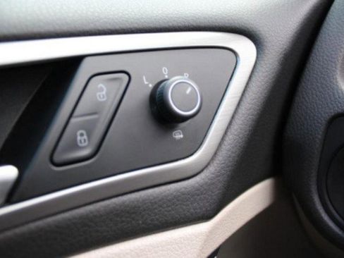 Used 2017 Volkswagen Golf S image 19