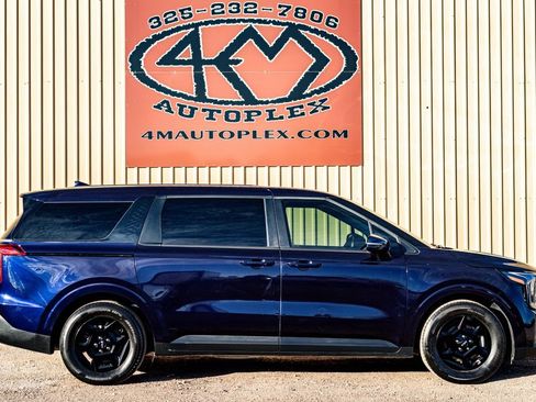 Used 2025 Kia Carnival image 2