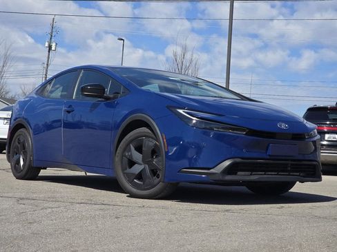 Used 2023 Toyota Prius LE image 1