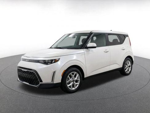 Used 2025 Kia Soul LX w/ LX Technology Package FWD image 3