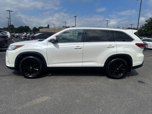 Used 2019 Toyota Highlander XLE AWD/4WD image 3