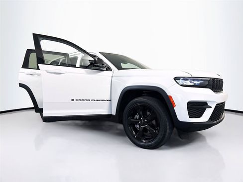 Used 2023 Jeep Grand Cherokee Altitude AWD/4WD image 41