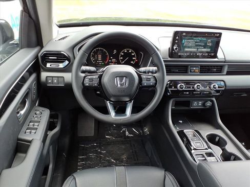 New 2025 Honda Pilot Touring image 8