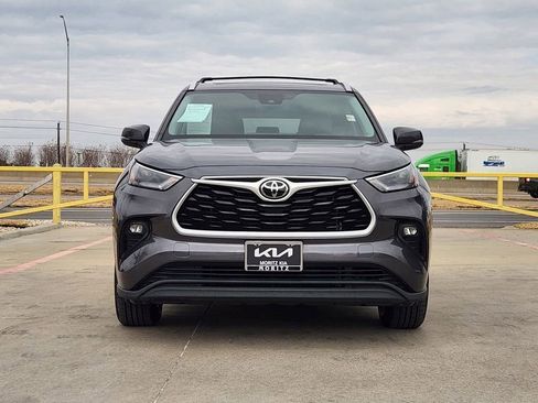 Used 2023 Toyota Highlander XLE AWD/4WD image 2