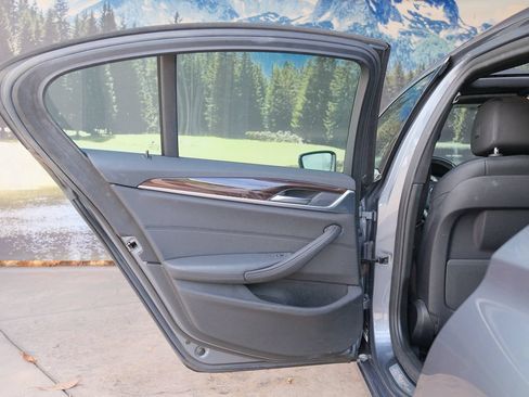 Used 2019 BMW 530i w/ Convenience Package RWD image 33