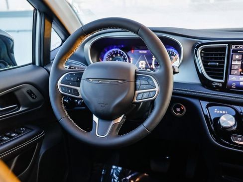 New 2027 Chrysler Pacifica Select FWD image 18