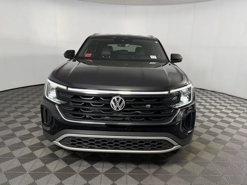 Used 2025 Volkswagen Atlas Cross Sport SE FWD image 2