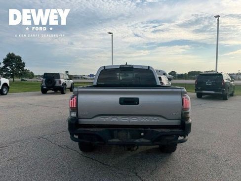 Used 2017 Toyota Tacoma TRD Off-Road w/ Tow Package (A/T) AWD/4WD image 12