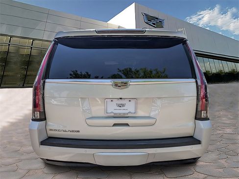 Used 2015 Cadillac Escalade Luxury image 37
